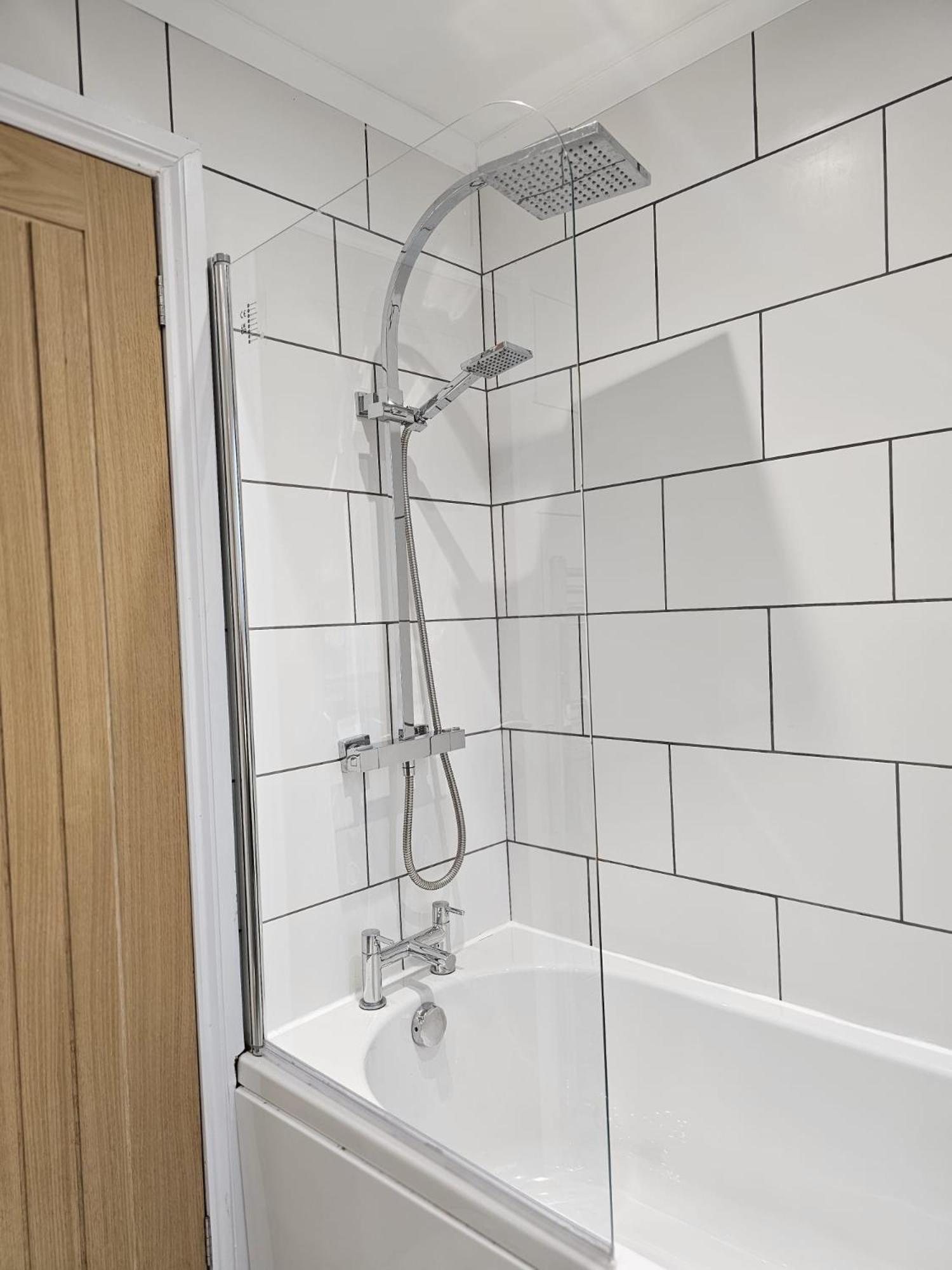 Modern 3 Bedroom Property With Free Driveway Parking By Shire Stays Shrewsbury Exterior foto